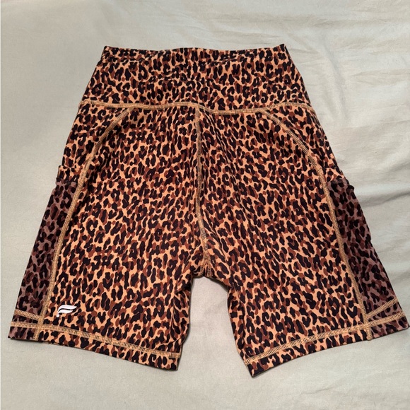 Fabletics On-The-Go PowerHold High-Waisted 6'' Short Cheetah Print - Picture 3 of 5